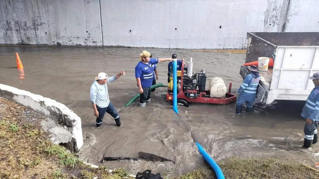 Refuerza Monterrey limpieza de rejillas ante las lluvias 1 monterrey limpieza rejillas 3