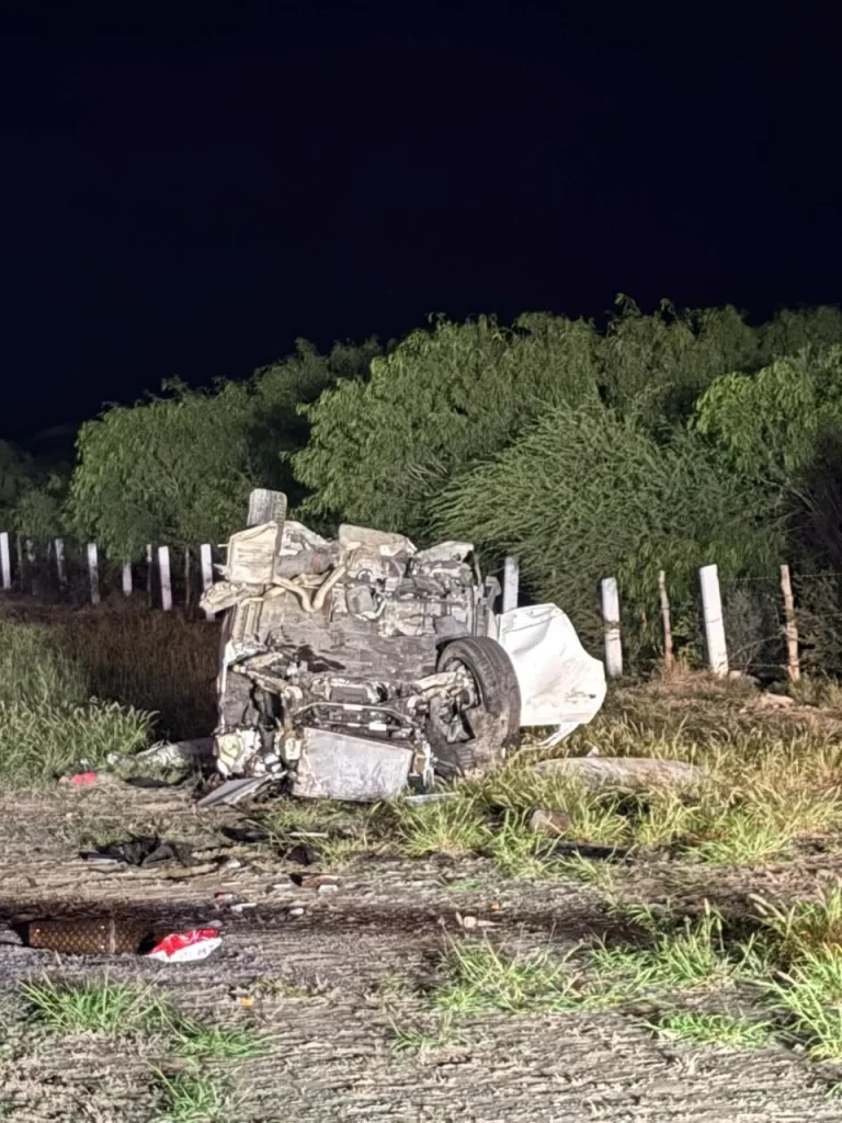 Mujeres mueren en volcadura en la autopista tras atropellar a venado 1 Elementos de auxilio atienden percance donde mueren en volcadura dos mujeres en General Bravo.