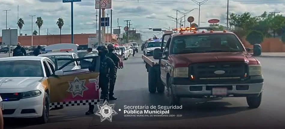 Mantienen operativo para retirar vehículos y restablecer la circulación en Matamoros 4 Mantienen operativo para retirar vehículos y restablecer la circulación en Matamoros