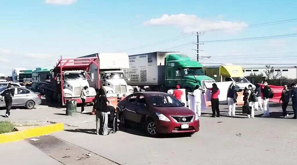 otro bloqueo trabajadores el IMSS Otro bloqueo, se realiza una protesta de trabajadores del IMSS en la avenida Miguel Alemán en Apodaca