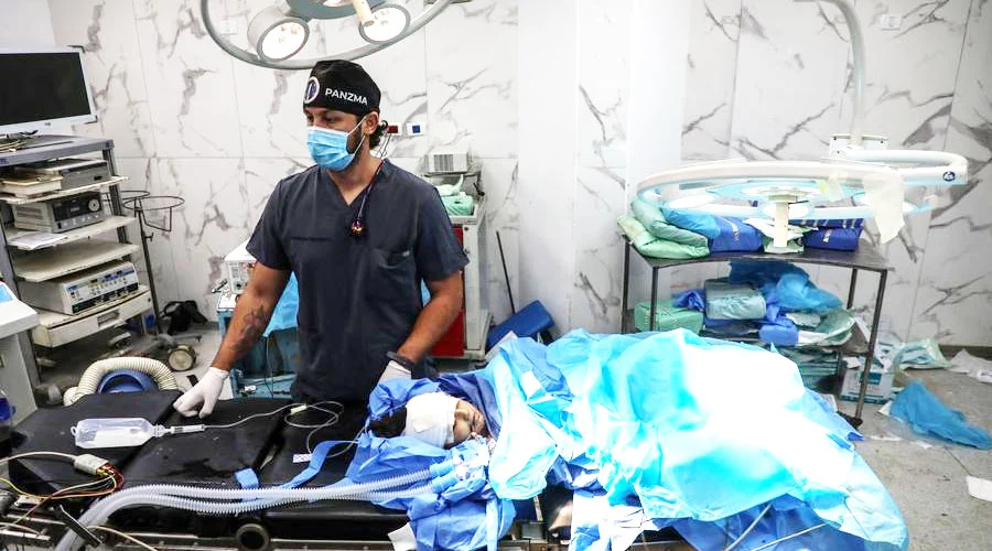 pacientes en Gaza crisis sanitaria hospitales Atención médica de emergencia a pacientes en Gaza en medio de la escasez de recursos