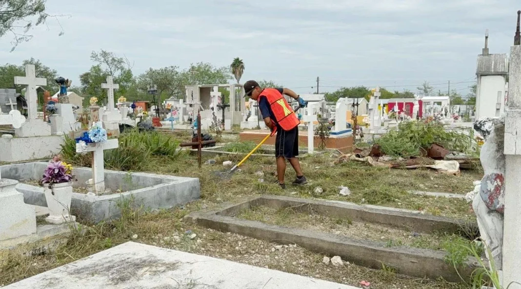 panteones reynosa limpieza Panteones en Reynosa, hay trabajos de limpieza y mantenimiento.