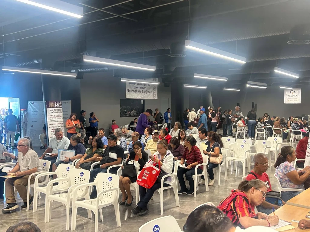 Registran largas filas para incorporaciones a pensiones del Bienestar 1 Personas realizan largas filas para el registro a las pensiones del bienestar en Reynosa