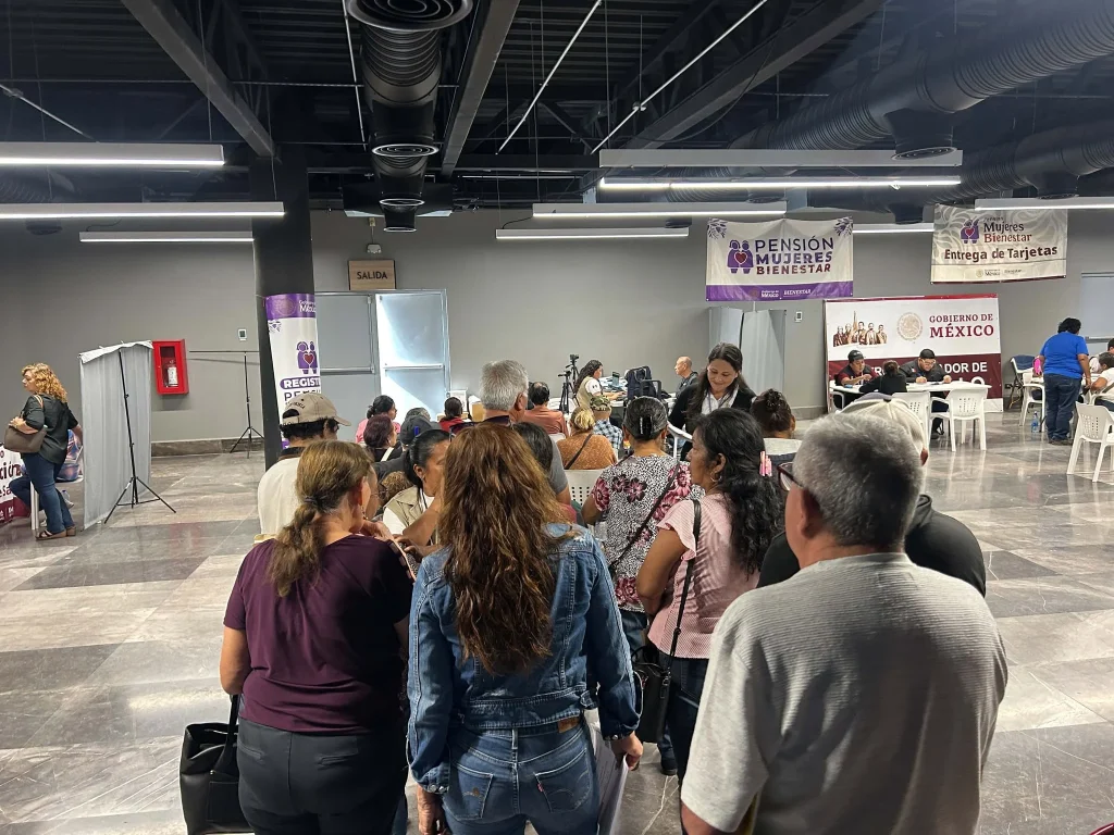 Registran largas filas para incorporaciones a pensiones del Bienestar 2 Personas realizan largas filas para el registro a las pensiones del bienestar en Reynosa