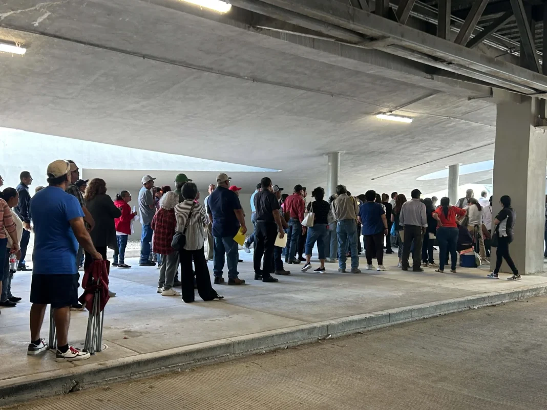pensiones-del-bienestar-largas-filas-reynosa-3 Personas realizan largas filas para el registro a las pensiones del bienestar en Reynosa