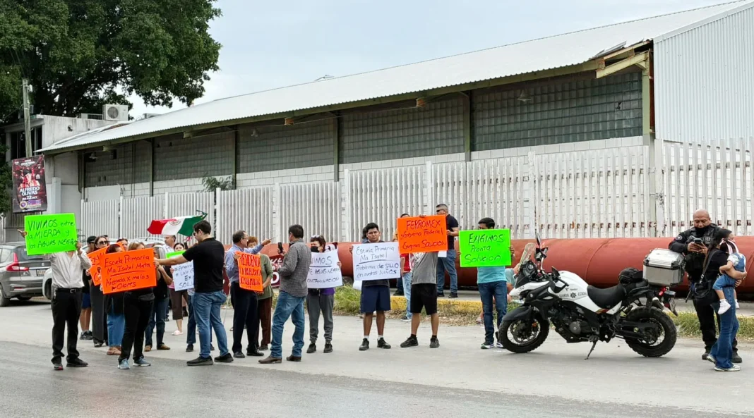 piden-auxilio-aguas-negras Vecinos protestan en Ciudad Victoria por un tiradero de aguas negras