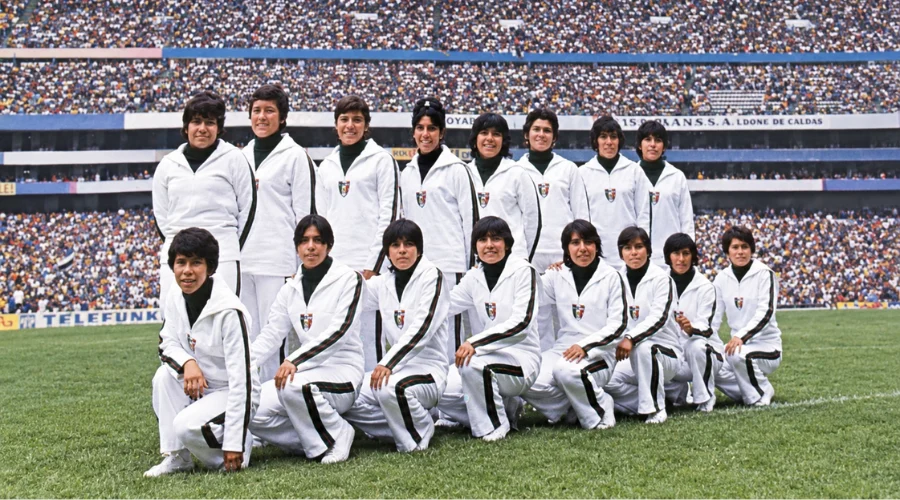 pioneras-del-71-museo-historia Integrantes de las Pioneras del 71 en un evento deportivo del futbol femenil mexicano.