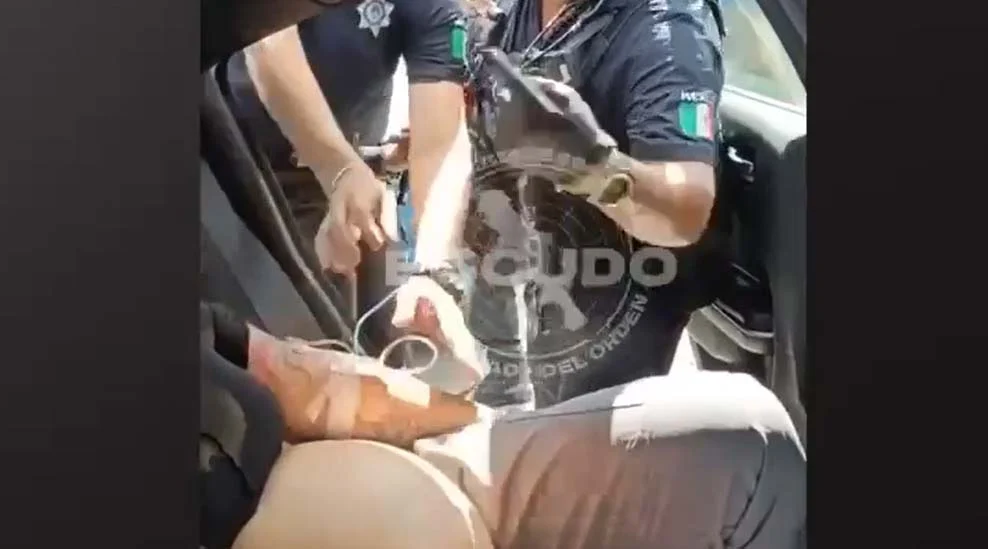 policias-auxilian-parto-monterrey Elementos policias auxilian parto monterrey a una mujer en el centro de la ciudad.