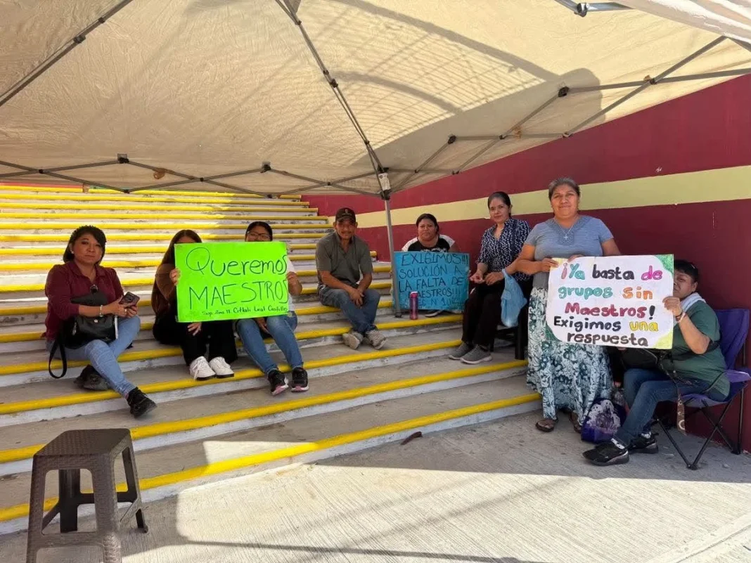 protesta-padres-secundaria-reynosa-2 Padres de familia realizan una protesta pacífica frente a las instalaciones educativas