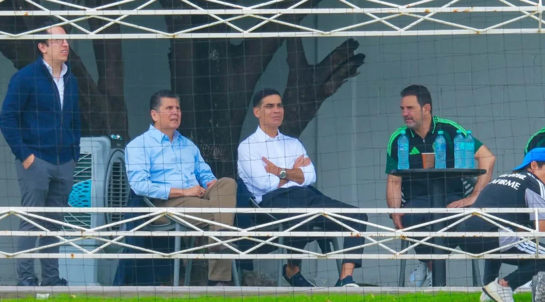 rafa-marquez-tigres Rafa Márquez Tigres observando el entrenamiento en el Centro de Entrenamiento Tigres.
