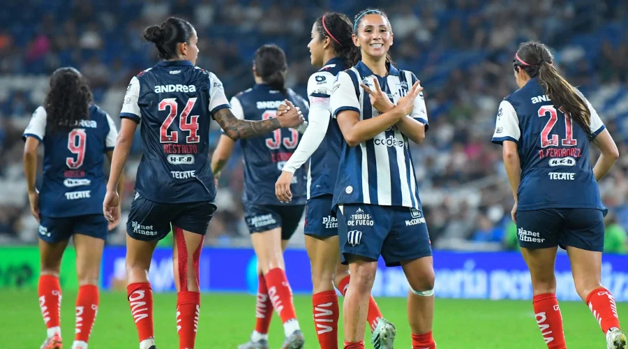 rayadas-a-pumas-goleada-liderato