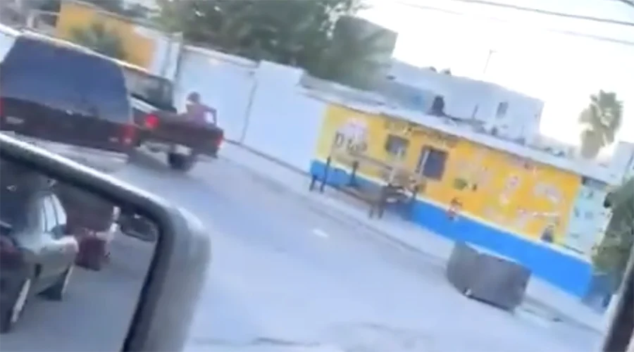 Abuelita sostiene refrigerador en camioneta y se le cae 1 refrigerador en camioneta caida 01