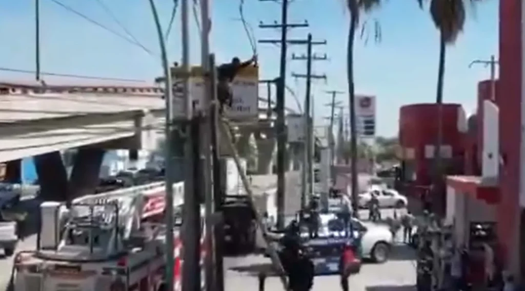 Rescatan a hondureño que intenta suicidarse en Monterrey (VIDEO) 1 Operativo de auxilio donde rescatan a hondureño en Monterrey