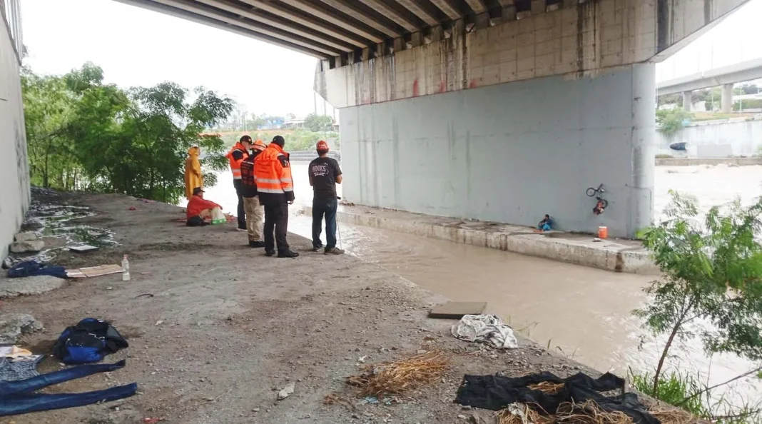 rescate-en-rio-santa-catarina Elementos de PC Guadalupe realizan rescate en rio santa catarina de dos hombres atrapados debajo del puente.