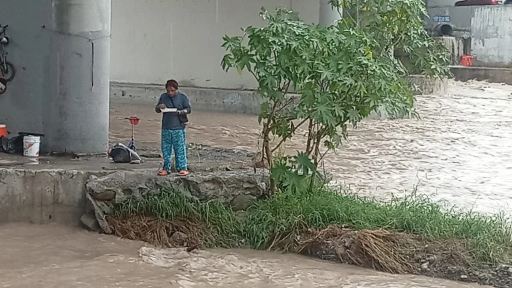 PC de Guadalupe rescata a dos hombres del río Santa Catarina 1 rescate en rio santa catarina 2