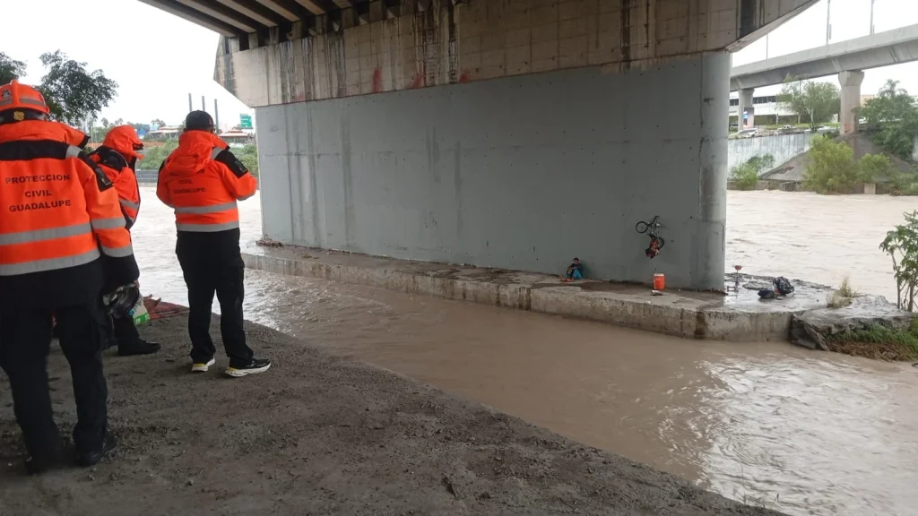 PC de Guadalupe rescata a dos hombres del río Santa Catarina 2 rescate en rio santa catarina 3