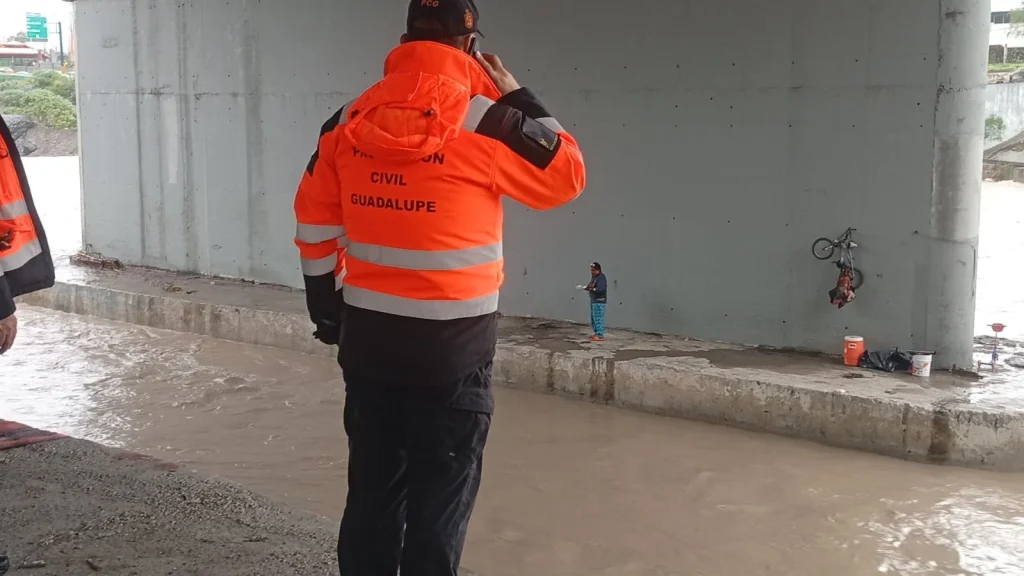 PC de Guadalupe rescata a dos hombres del río Santa Catarina 3 rescate en rio santa catarina 4