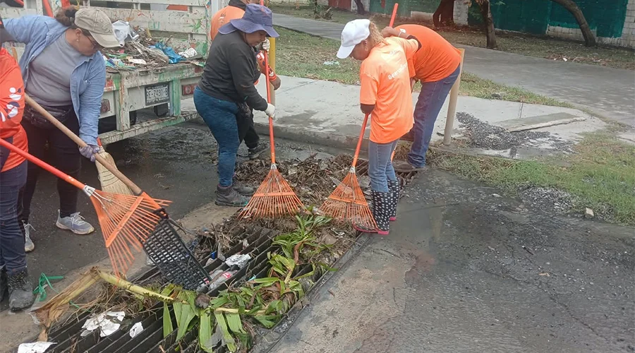 retira-guadalupe-mas-120-toneladas Personal de servicios públicos mientras Retira Guadalupe más de 120 toneladas de escombro y basura.