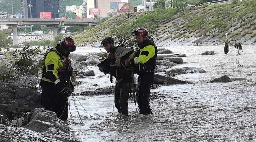 rio-santa-catarina-rescate Rescatan a un hombre atrapado en la corriente del Río Santa Catarina a la altura del puente de la avenida Gonzalitos en Monterrey.