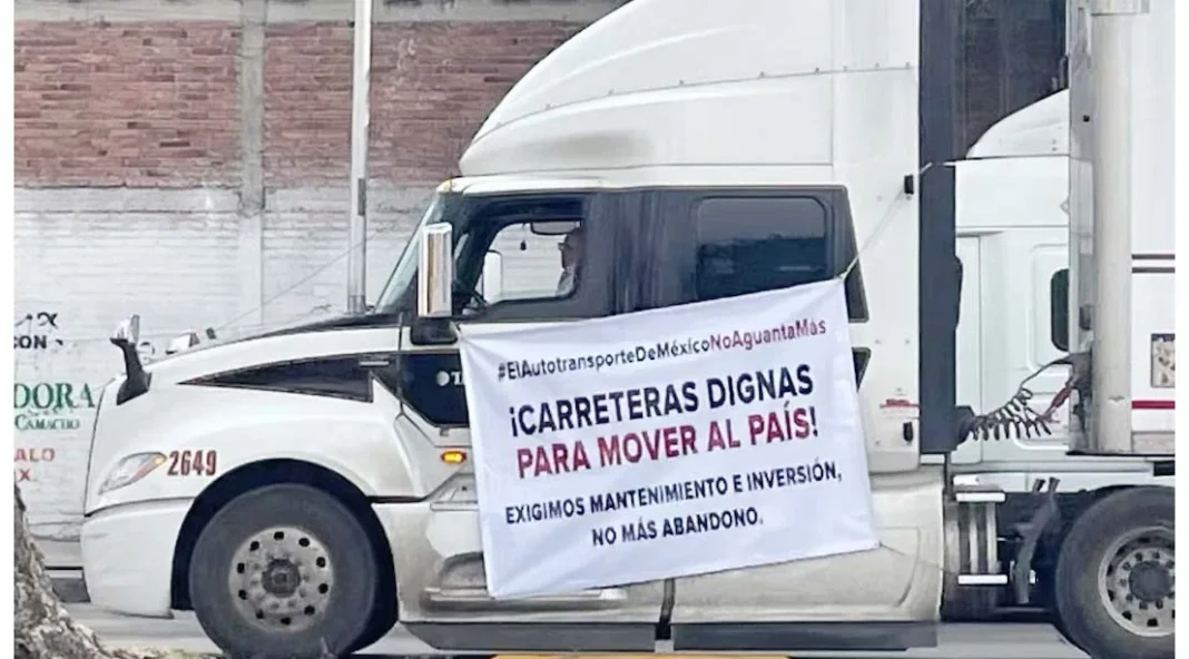 robos-a-transportistas-edomex Un tráiler circula por la carretera en el marco del reporte sobre robos a transportistas en Edomex.