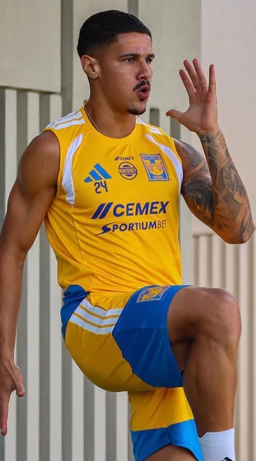 Se reintegra Rómulo Zwarg, pero no viaja a CDMX 1 El futbolista Rómulo Zwarg durante la práctica de Tigres previa al partido ante Pumas.