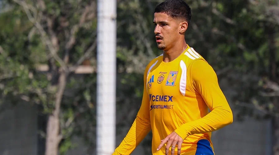 romulo-zwarg-tigres El futbolista Rómulo Zwarg durante la práctica de Tigres previa al partido ante Pumas.