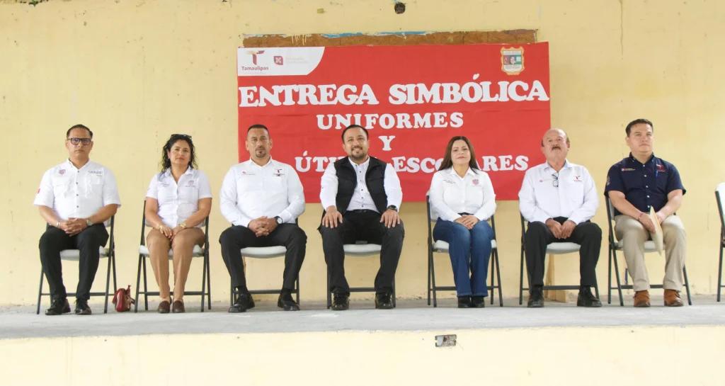 Entregan uniformes y útiles escolares para nivel básico en San Fernando 1 san fernando entrega utiles 2