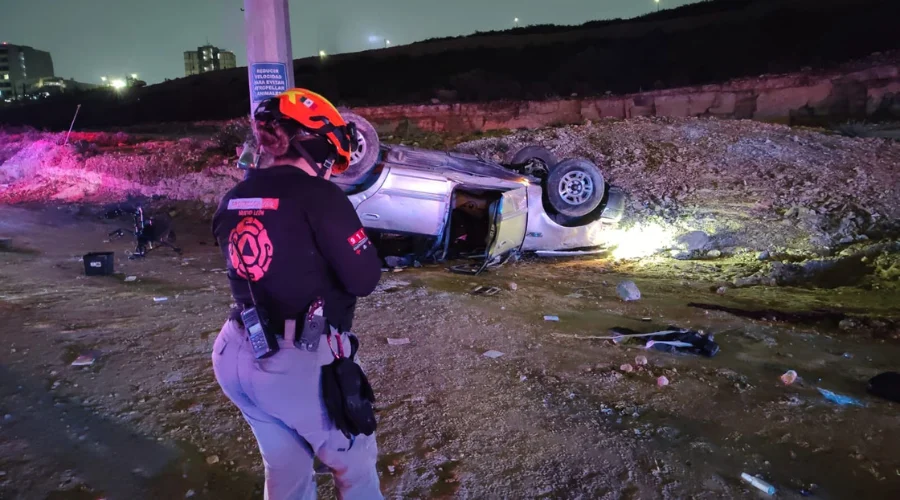 san-pedro-volcadura-familia Rescatistas y autoridades atienen la volcadura de una camioneta en San Pedro Garza García.