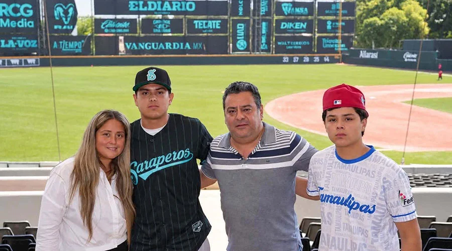 Reynosense firma con Saraperos de Saltillo 2 El juvenil pelotero reynosense tras concretar su firma con los Saraperos de Saltillo.