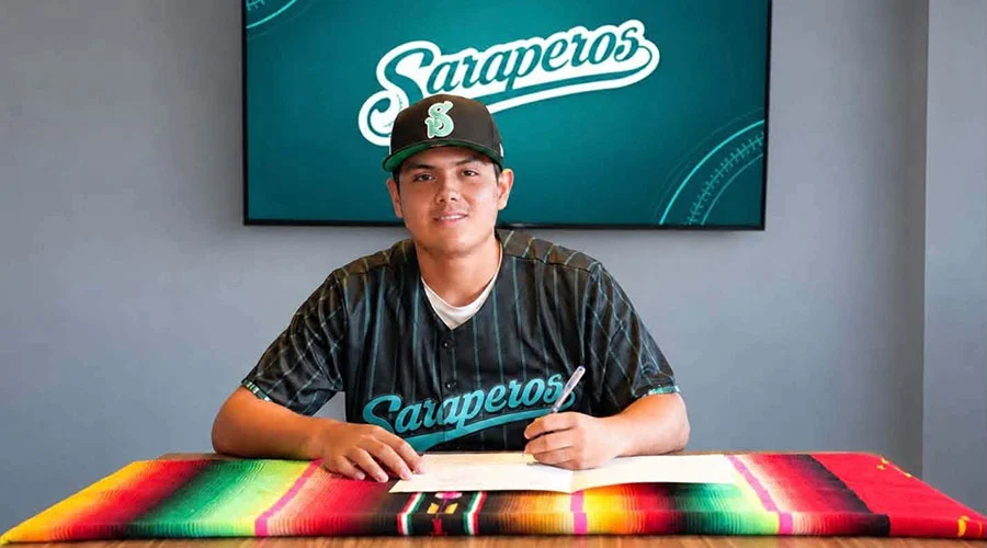 saraperos-de-saltillo-firma El juvenil pelotero reynosense tras concretar su firma con los Saraperos de Saltillo.