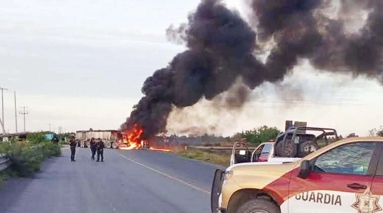 se-incendia-transporte-reynosa-laredo 2 Se incendia transporte de carga en la carretera Reynosa-Nuevo Laredo.