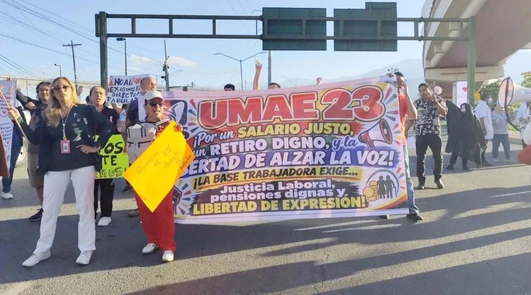 sindicalizados bloquean constitución Protesta sobre la avenida en el tema Bloquean Constitución sindicalizados IMSS en Monterrey.