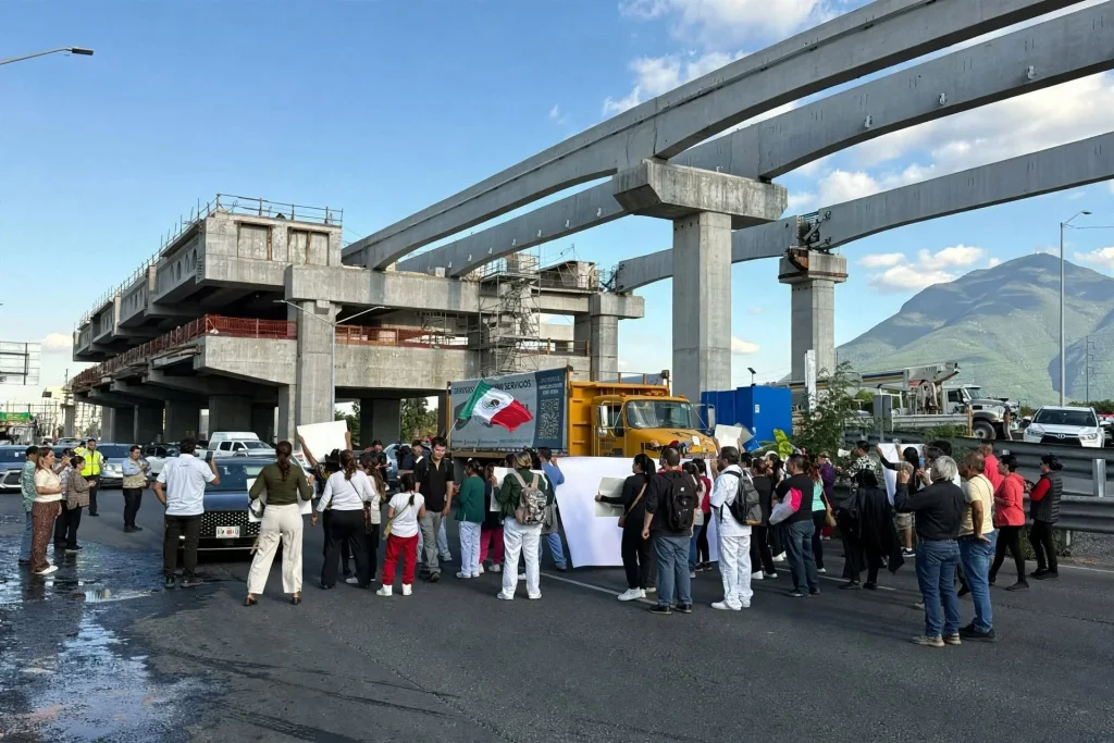 Sindicalizados del IMSS bloquean avenida en Monterrey 1 sindicalizados bloquean constitucion 4