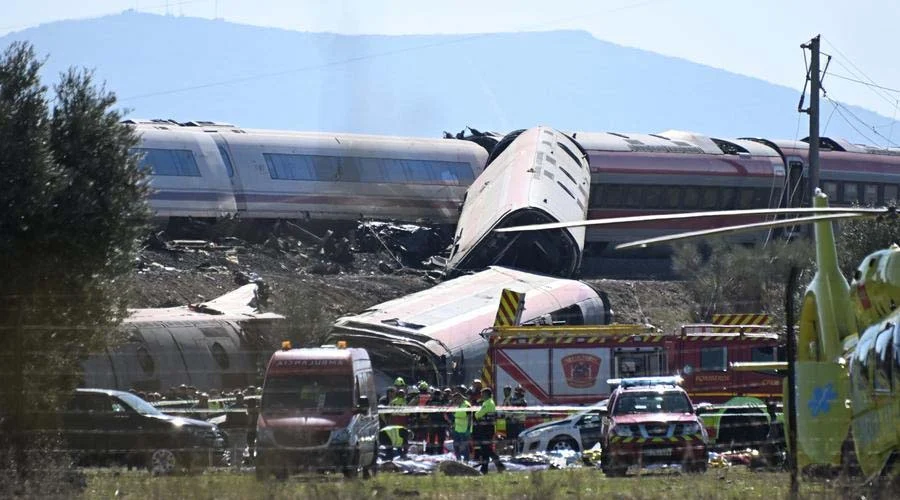 suman-74-muertos-accidente-trenes-espana Autoridades y rescatistas en la zona donde suman 74 muertos por el choque de trenes en Toledo.