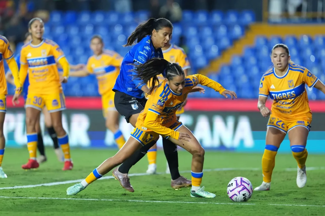 tigres-femenil-asegura-liguilla-15 Tigres Femenil celebra la victoria y su pase a la Liguilla del Apertura 2026.