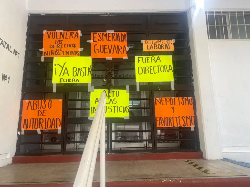 Toman Cendi; trabajadores quieren fuera a directora 2 toman cendi directora protesta 22