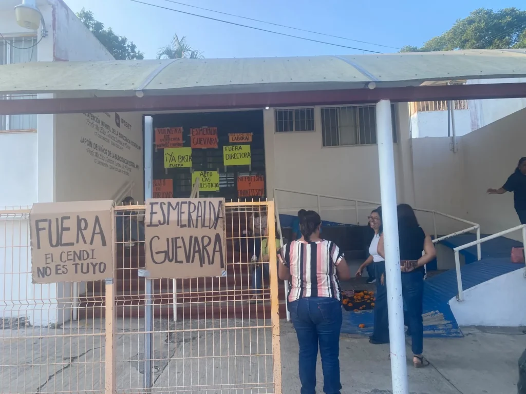 Toman Cendi; trabajadores quieren fuera a directora 1 toman cendi directora protesta 33