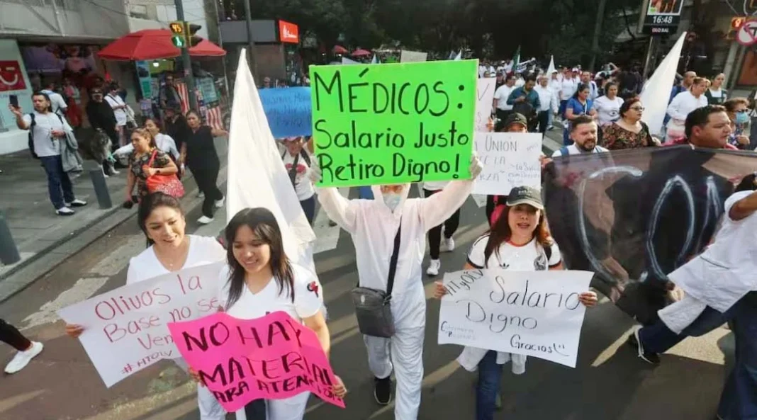 trabajadores-del-imss Trabajadores del IMSS protestaron por desacuerdo en el incremento salarial.