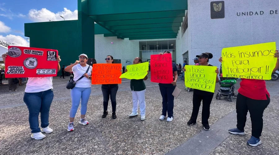 trabajadores-del-imss-consulta-salarial Trabajadores del IMSS laborando bajo protesta en Reynosa ante demandas salariales.