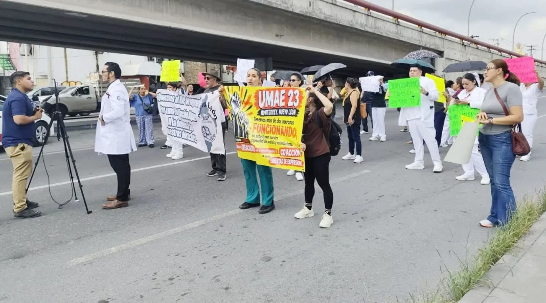 trabajadores-del-imss-monterrey Trabajadores del IMSS protestan y bloquean la avenida Lincoln en Monterrey.