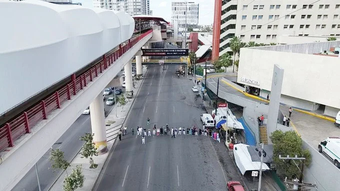 trabajadores-del-imss-protesta-monterrey Manifestación de trabajadores del IMSS en Monterrey sobre avenida Félix U. Gómez.