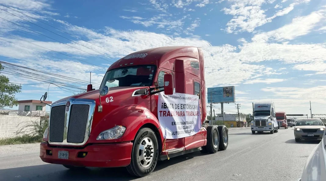 transportistas-se-manifiestan-reynosa Transportistas participan en una movilización pacífica en Reynosa para exigir seguridad en las carreteras.
