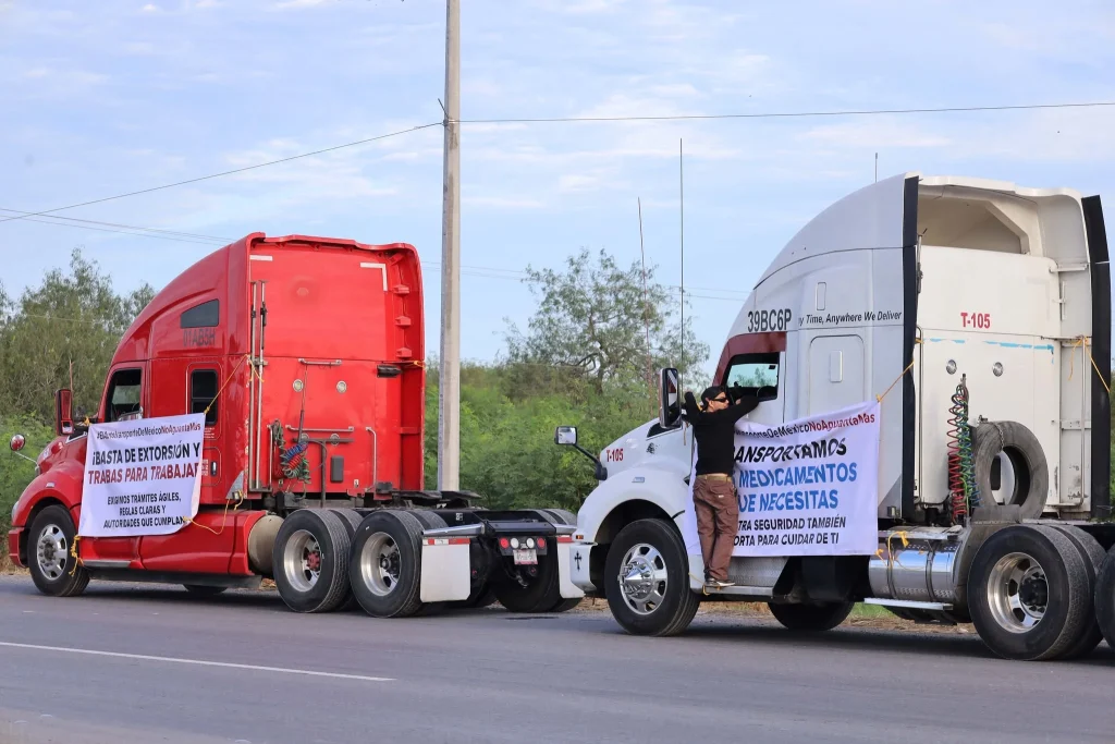 Transportistas se manifiestan en Reynosa; exigen seguridad y apoyos fiscales 6 transportistas se manifiestan reynosa 33