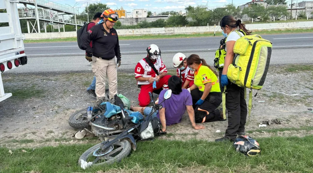 volcadura-en-apodaca-accidente-anillo-periferico Elementos de emergencia atienden el reporte de una volcadura en Apodaca.